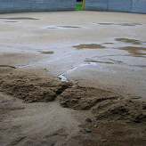Подготовка песчаного основания под укладку пластиковых покрытий.